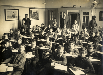 811652 Groepsportret van leerlingen en onderwijzer van de 3e klas van de Nederduits Hervormde Burgerschool (Domplein 5) ...